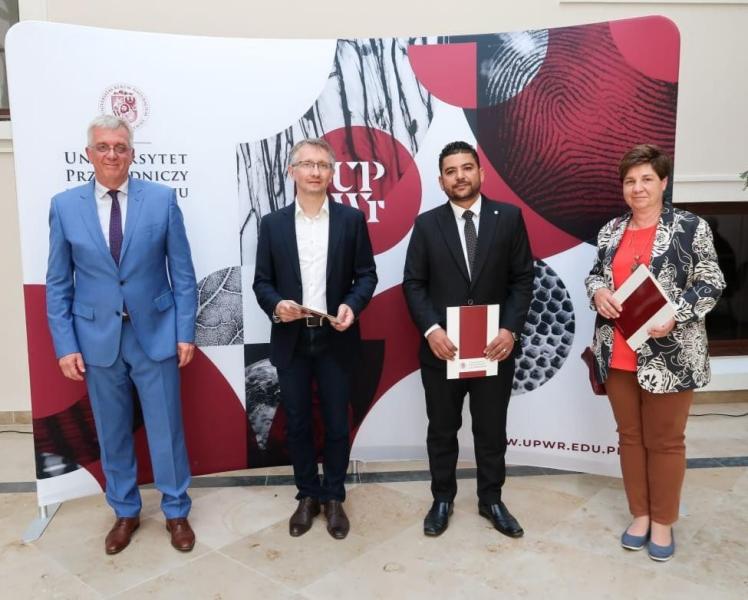 باحث بـ«الطاقة الذرية» يحصل على جائزة التميز العلمي من جامعة فروتسواف ببولندا