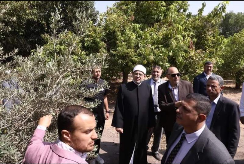 رئيس جامعة الأزهر خلال الجولة 