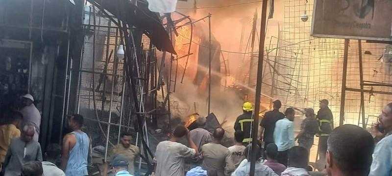 حريق هائل في المحال التجارية بشارع الأحذية بأسوان.. صور
