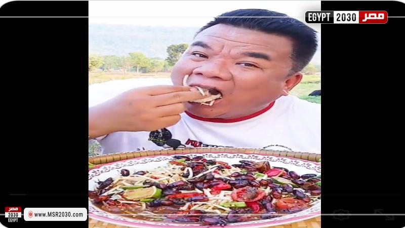 رجل يأكل حشرات