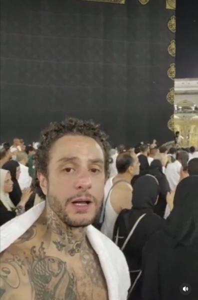 أحمد الفيشاوى يقرأ الفاتحة لوالده من أمام الكعبة المشرفة