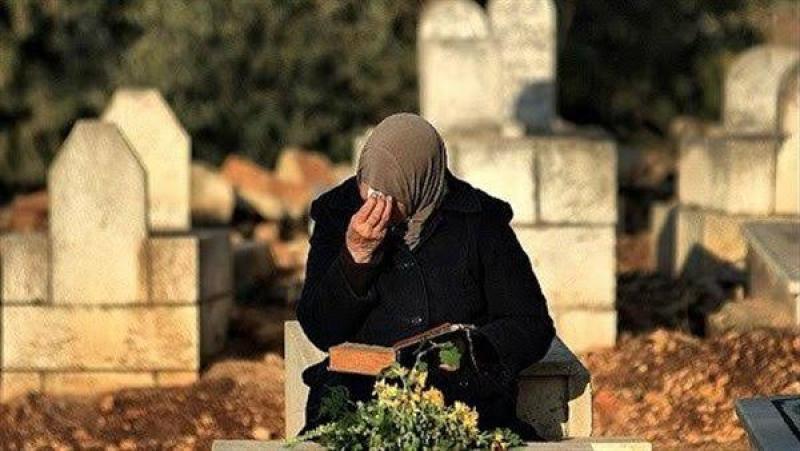 «الإفتاء» توضح حكم زيارة قبر الوالدين كل جمعة وقراءة القرآن لهما