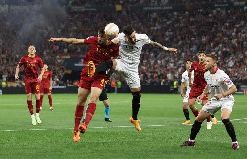 الشوط الأول.. روما يتقدم على إشبيلية بهدف نظيف في نهائي الدوري الأوروبي