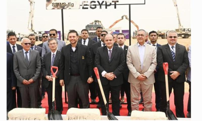 وزير الصناعة ومحافظ بورسعيد يضعان حجر الأساس