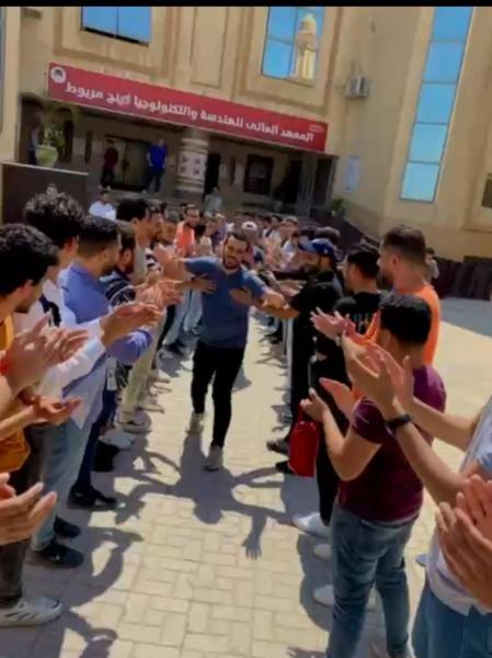 «شكرًا من هنا لبكرة».. طلاب هندسة ينظمون ممر شرفي لتكريم زميلهم