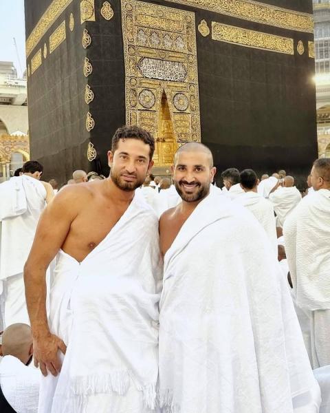 أحمد وعمرو سعد يؤديان مناسك العمرة