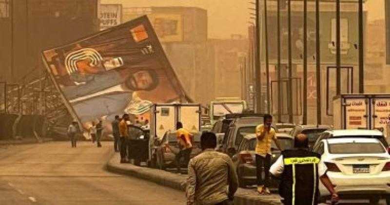 رفع لافتة إعلانية ضخمة سقطت أعلى كوبري أكتوبر