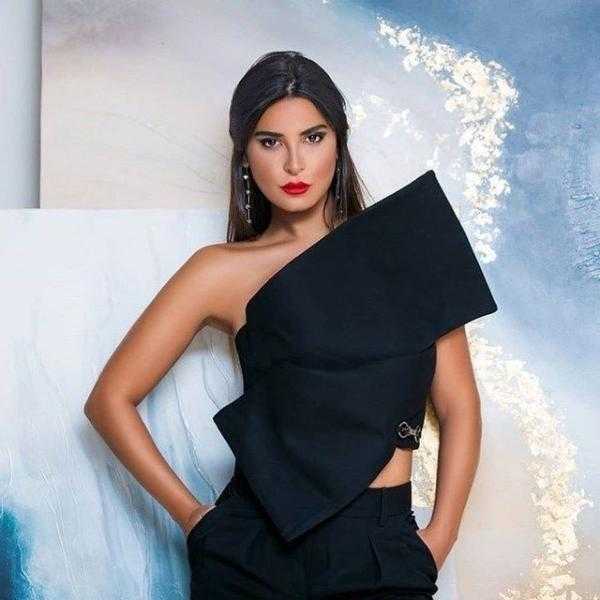 بملابس صيفية جريئة.. إطلالة ملفتة للفنانة نورهان منصور