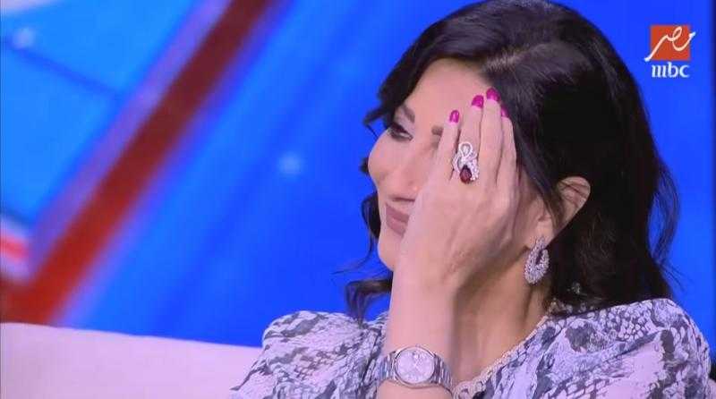 شاهد.. وفاء عامر تبكي على الهواء: «بزعل لما جوزي يتأخر عليا في شوفتي»