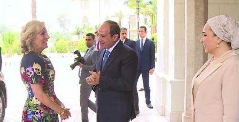 شاهد.. الرئيس السيسي وقرينته يستقبلان السيدة الأولى الأمريكية