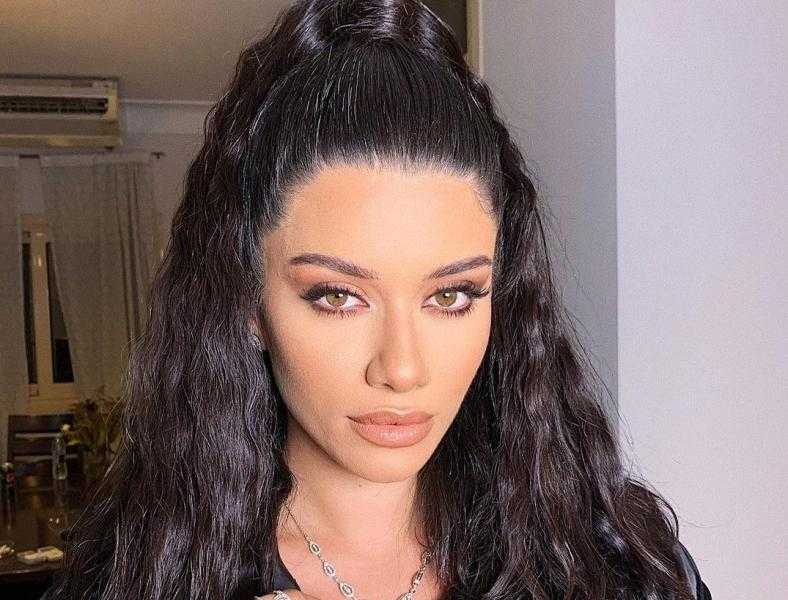 بإطلالة ملفتة سينتيا خليفة تبهر جمهورها بجمالها