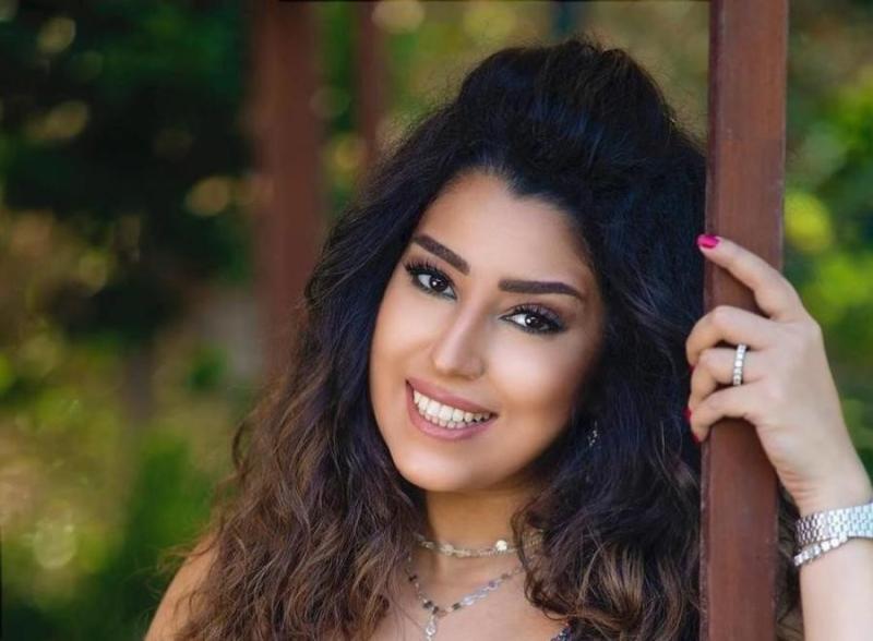 بكاب أسود.. آيتن عامر تبهر جمهورها بإطلالة عفوية