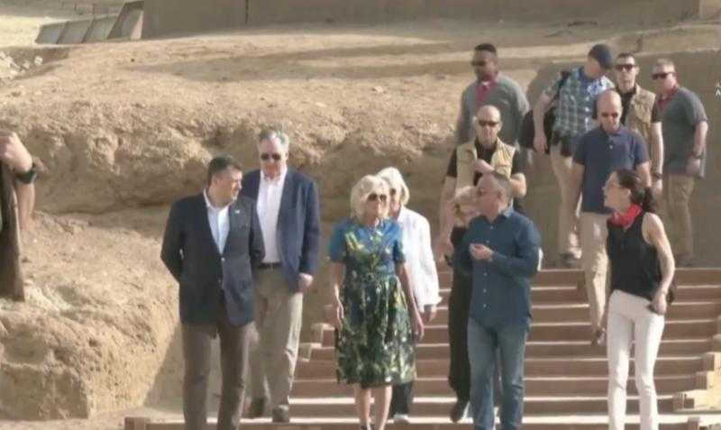 شاهد.. جيل بايدن تزور أهرامات الجيزة وتلتقط صورًا تذكارية