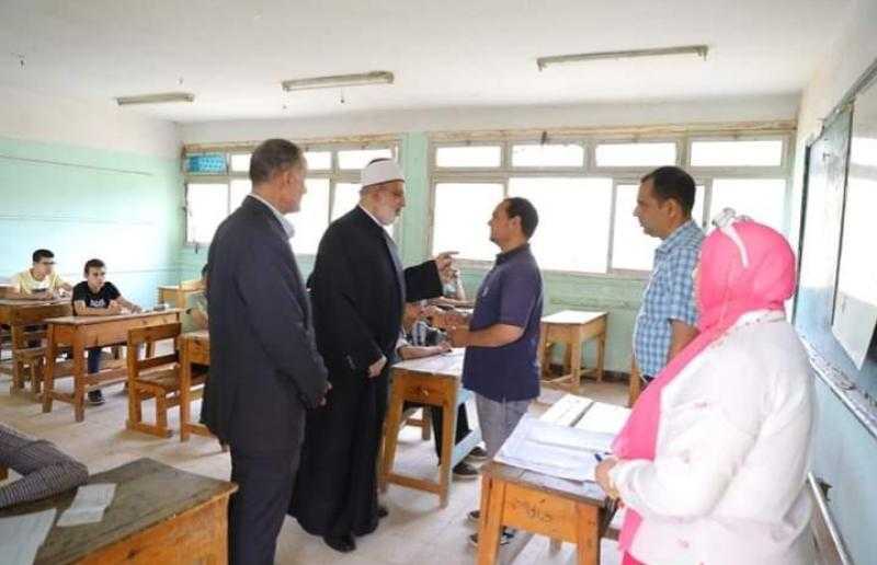 وكيل الأزهر يوجه بتوزيع المياه الباردة على طلاب الثانوية خلال الامتحان