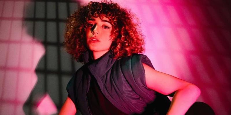 مغنية البوب العالمية شانا تعود بأغنية Walk That Walk