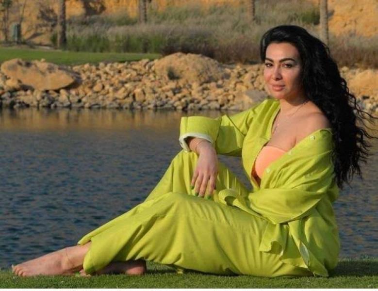 ناقد فني يفتح النار على ميرهان حسين: كيم كارادشيان ”الغلابة” بصورها الجريئة