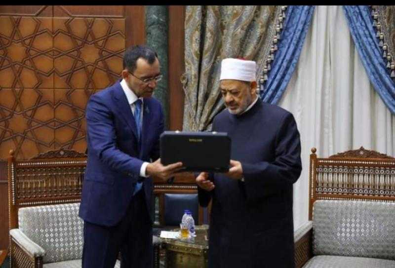 كازاخستان تقلد شيخ الأزهر وسام الصداقة من الدرجة الأولى