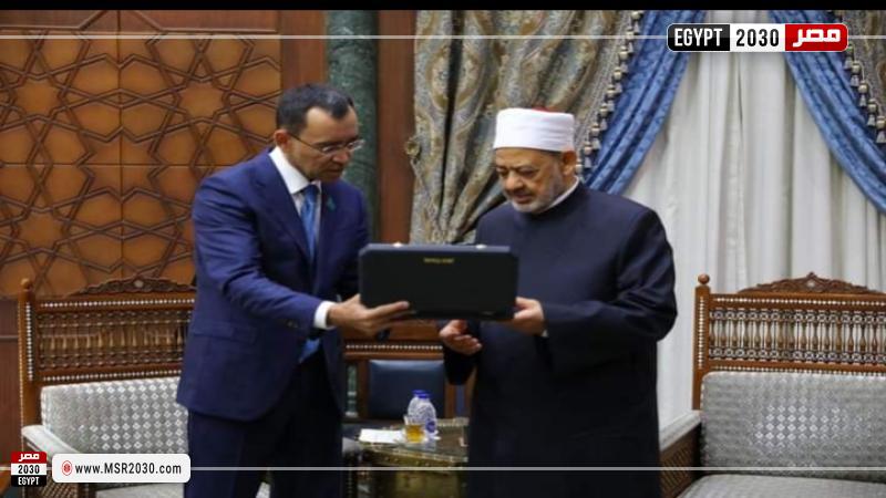 شيخ الأزهر خلال تسلمه الوسام