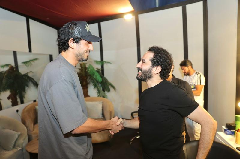 أحمد حجازي يحضر مسرحية «ميمو» لـ أحمد حلمي