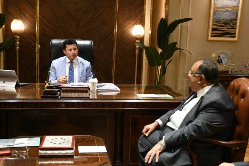 وزير الرياضة يجتمع مع لجنة القيادات بالوزارة