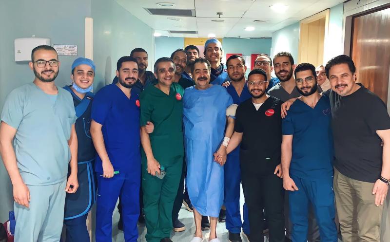 طارق عبد العزيز يطمئن جمهوره بعد إجراء عملية جراحية