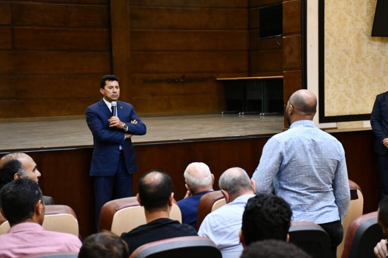 وزير الرياضة يلتقي بلاعبي المشروع القومي للموهبة والبطل الأوليمبي