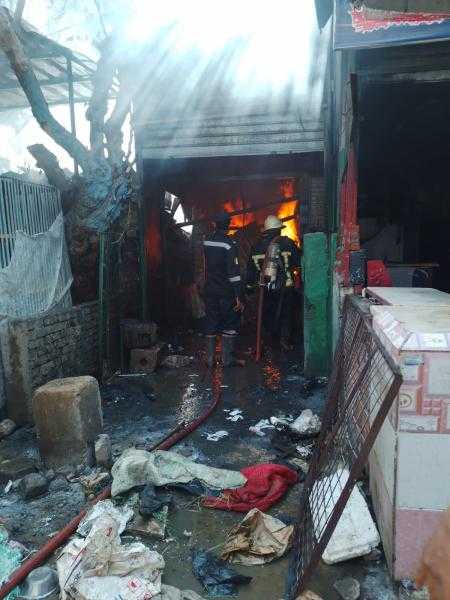 إخماد حريق هائل في محل أسماك شهير بحلوان