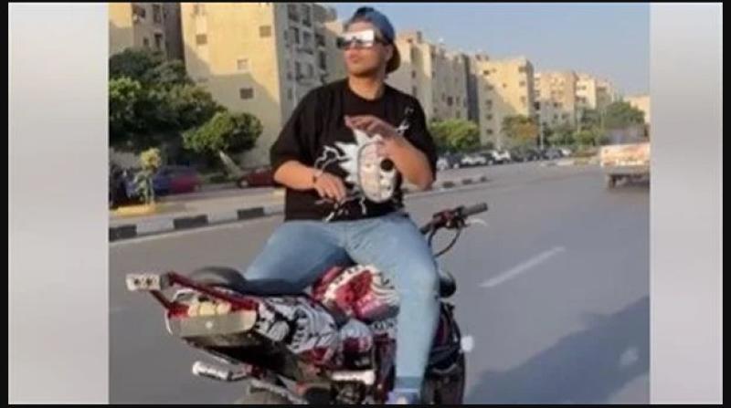 الداخلية تفحص فيديو لشاب يعرض حياة المواطنين للخطر بدراجته النارية