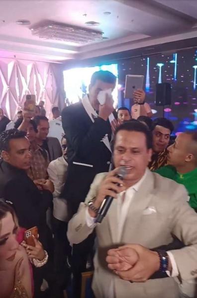 شاهد.. أحمد شيبة ينهار من البكاء في فرح نجله