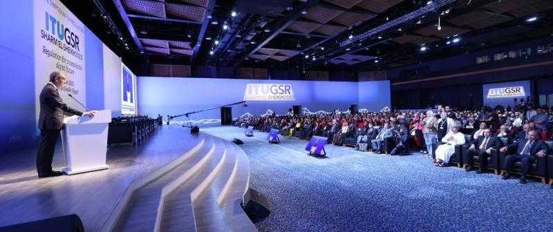 وزير الاتصالات يستعرض جهود مبادرة حياة كريمة في مؤتمر ITU