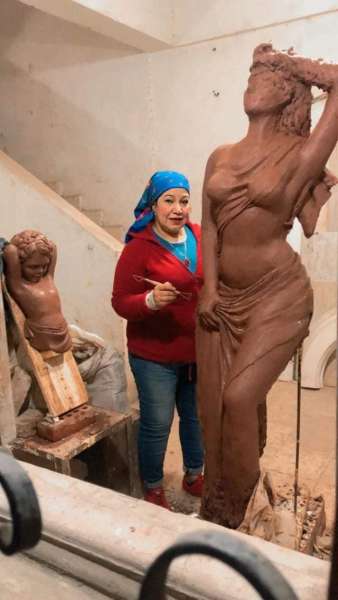 فنانة النحت أمل عمر
