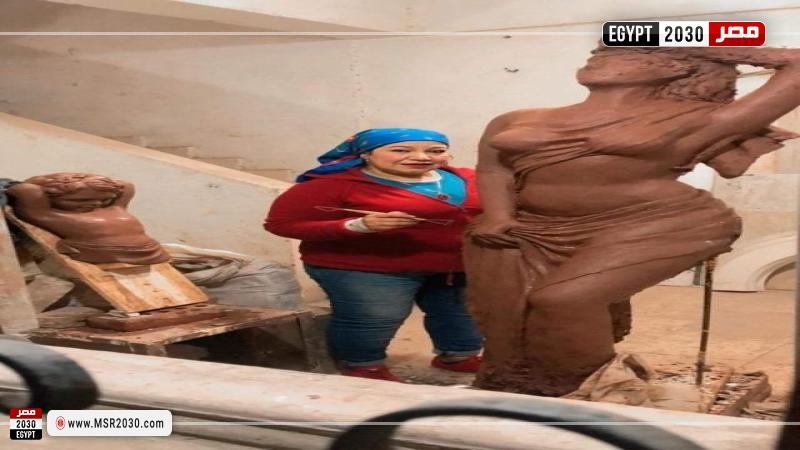 فنانة النحت أمل عمر