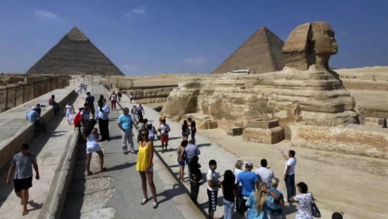 سياح أجانب في منطقة الأهرامات