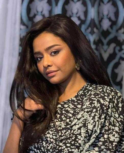 أسماء أبو اليزيد تتألق بإطلالة طبيعية