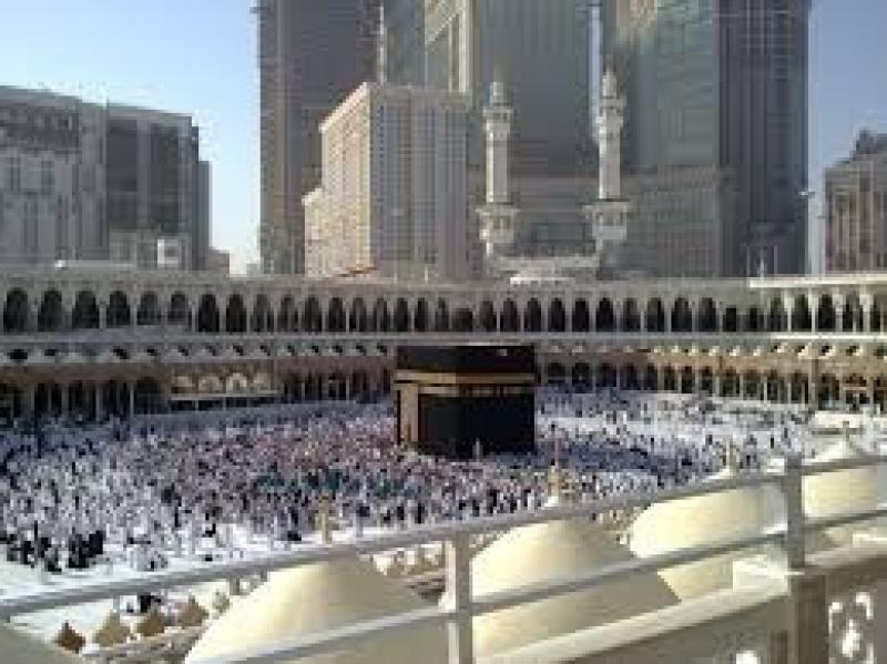 ما حكم المرور بين يدي المصلين في الحرم؟.. الإفتاء توضح