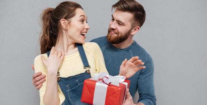 شاب يطالب خطيبته برد ثمن الهدايا بعد فسخ الخطوبة.. ومفاجأة بشأن الوجبات والمواصلات
