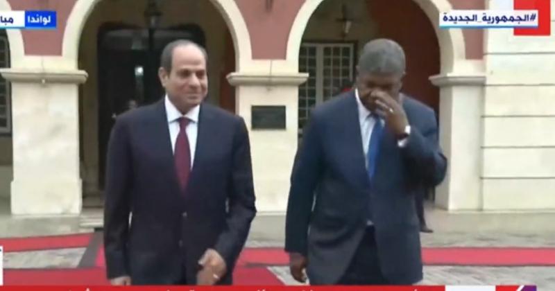 السيسي ونظيره الأنجولي يستعرضان حرس الشرف في القصر الرئاسي بلواندا