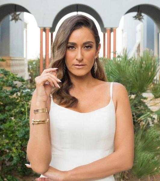 بفستان أبيض مكشوف.. أمينة خليل تظهر بإطلالة جذابة