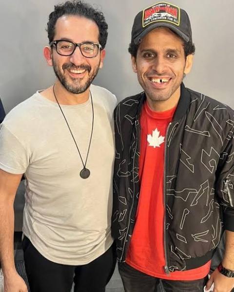 شاهد .. فيديو كوميدى بين أحمد حلمي وحمدي الميرغني على شاطئ البحر