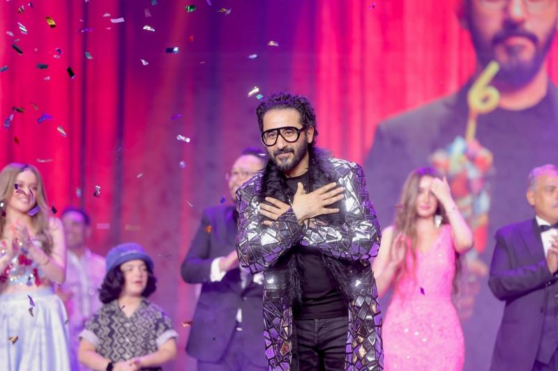 أحمد حلمي ينشر صورًا من عرض مسرحية ميمو