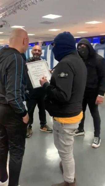 بعد سرقتها في بداية الموسم .. ألتراس نابولي يهدون «سباليتي» سيارته المسروقة هدية