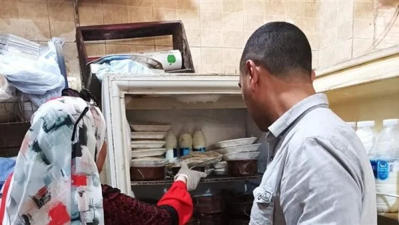 ضبط لحوم مجمدة ومنتجات غذائية منتهية الصلاحية داخل مطعم بسوهاج