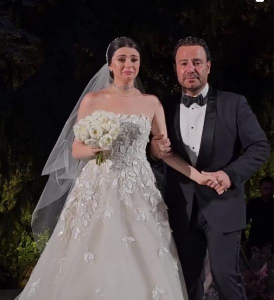 شاهد.. عاصي الحلاني يدخل فى نوبة بكاء في حفل زفاف ابنته