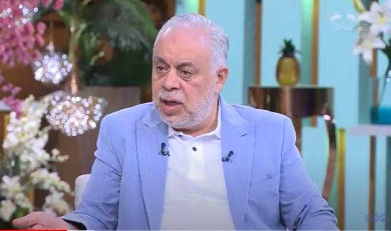 «دخلاء كثيرون».. موقف أشرف زكي من مشاهد الضحك في جنازات الفنانين - فيديو