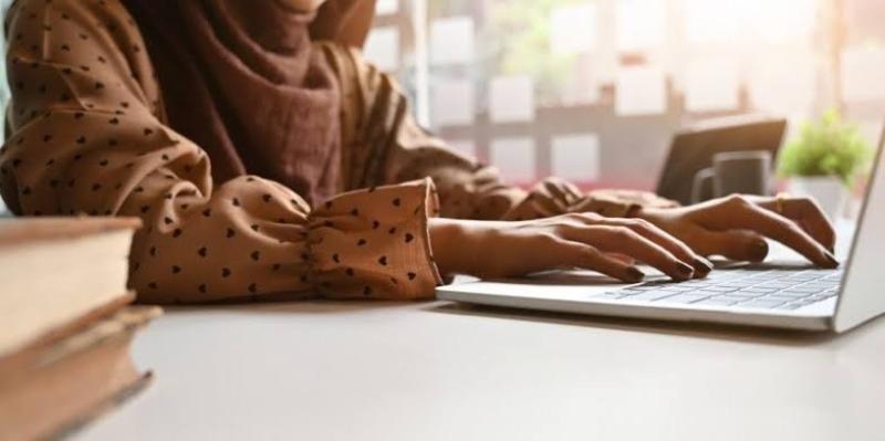 هل خروج المرأة للعمل ومساهمتها في النفقة يُغيّر من مقدار نصيبها في الميراث؟