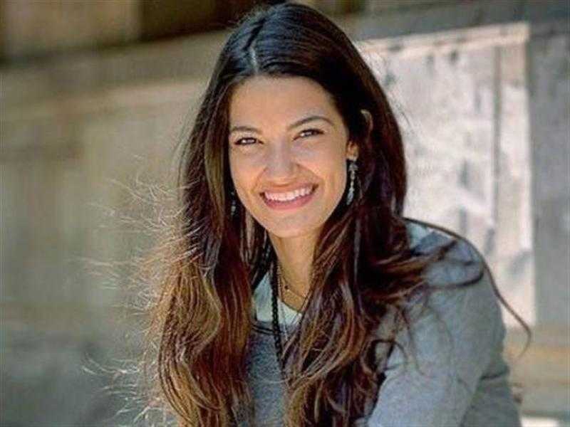 تارا عماد تخطف الأنظار بفستان أبيض أنيق