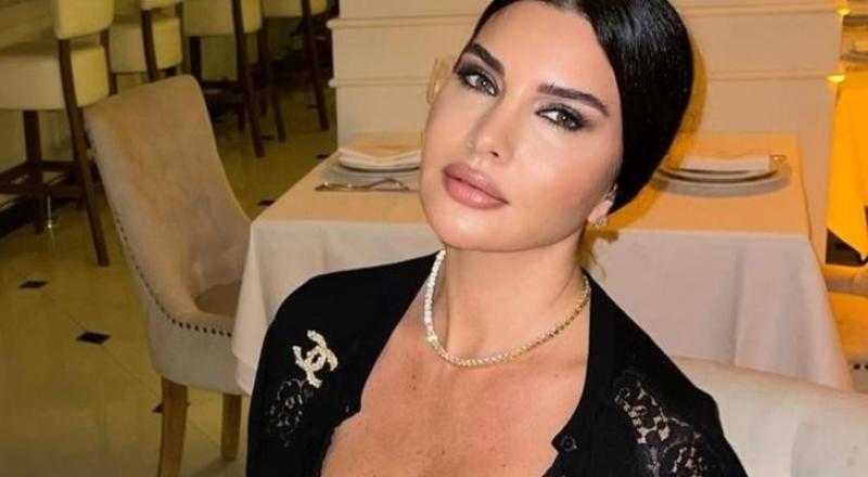 بفستان مكشوف.. إطلالة مثيرة للفنانة لاميتا فرنجية