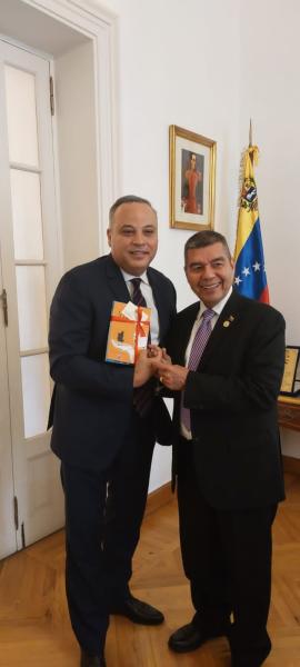 سفير فنزويلا يهدي تامر عبد المنعم كتب وأفلام خاصة بدولته (صور)