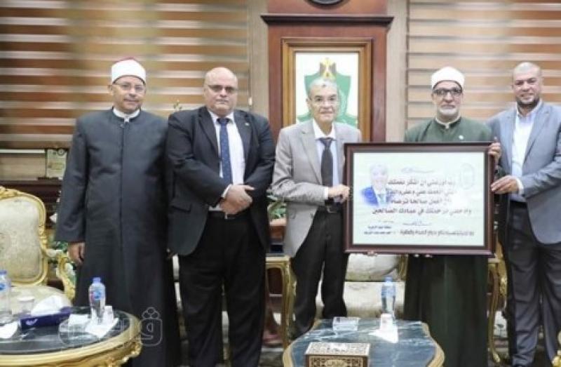 وفد من رجال الأزهر يهنئ محافظ المنيا لعودته واستئناف العمل