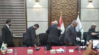 شاهد.. وزير النقل يُقبّل رؤوس أعضاء مجلس نقابة المهندسين